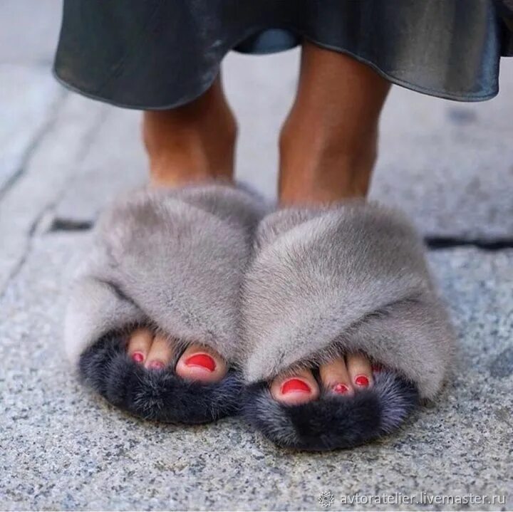 Норковые тапочки. Уютные мужские тапочки. Мужские ноги в домашних тапочках. Ношеные домашние тапочки. Тапки баленсиага меховые.