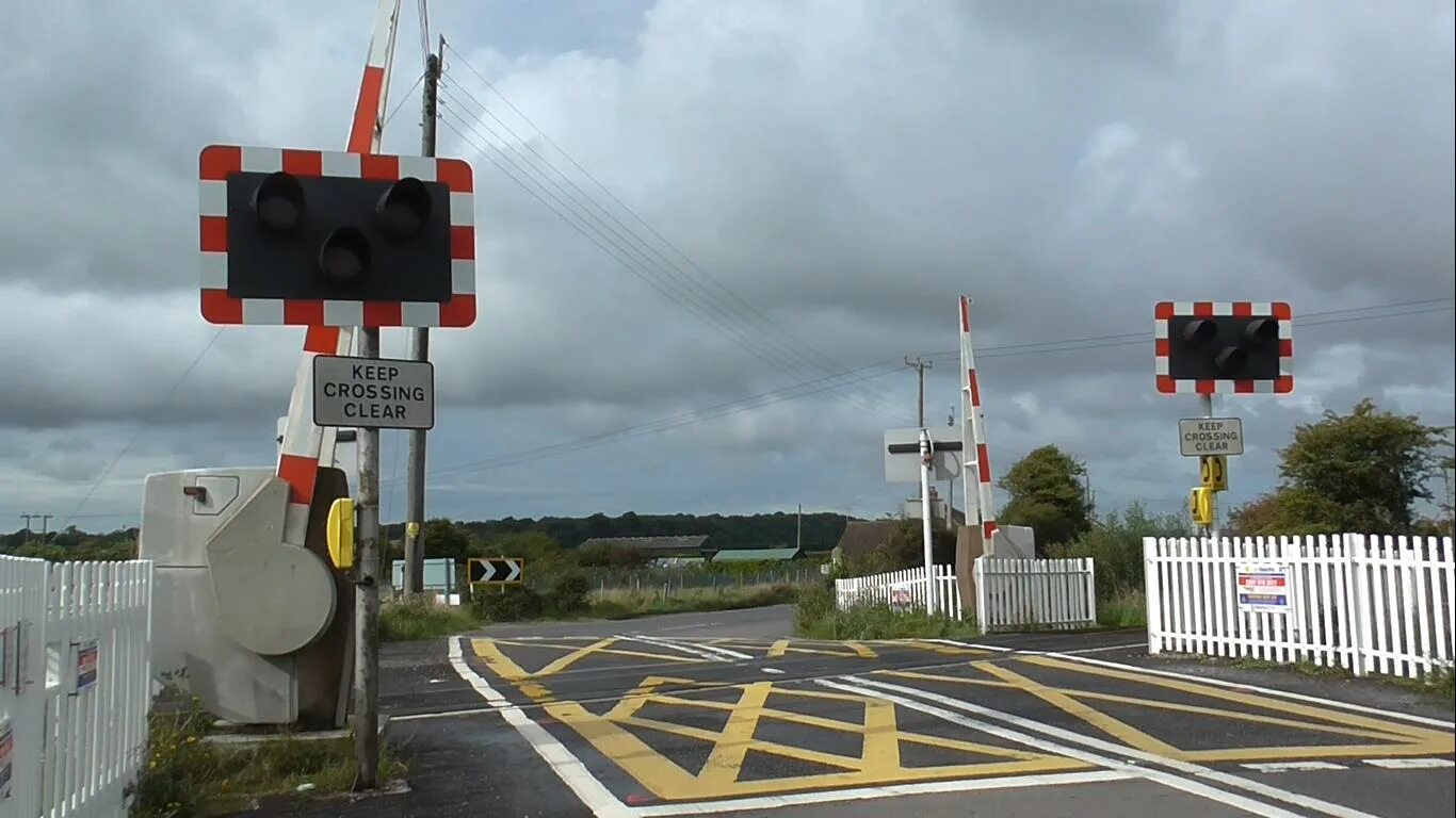 Level crossing. Железнодорожный переезд без шлагбаума. Левел Кроссинг. Железнодорожный переезд британский. Железнодорожные переезды Ирландия.