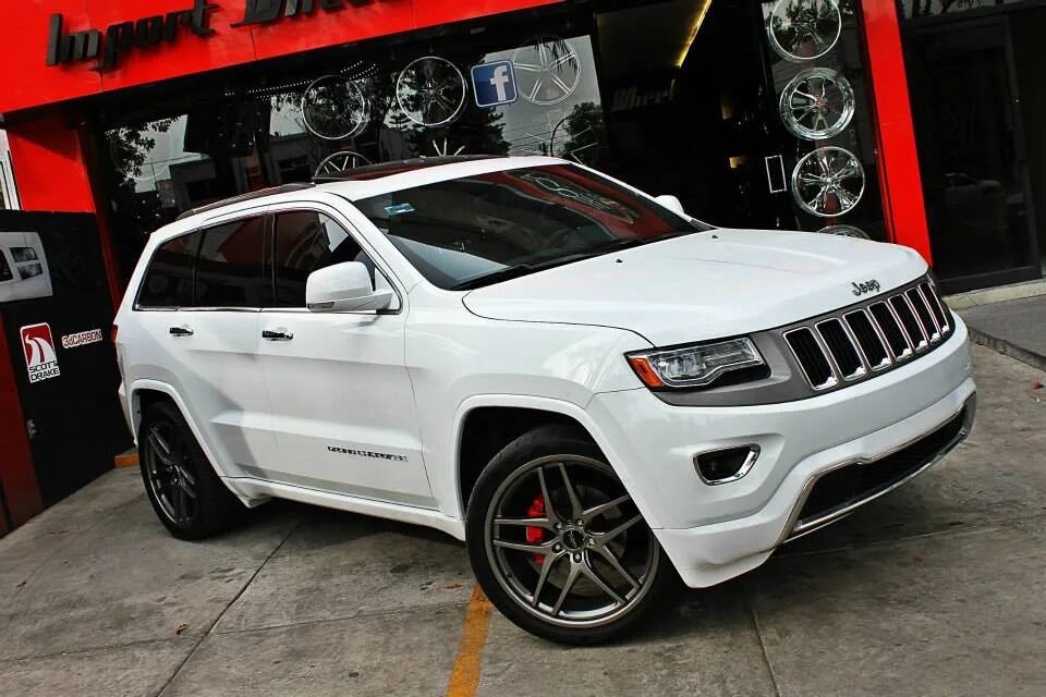 Grand tuning. Jeep Grand Cherokee 2012 Tuning. Jeep Grand Cherokee белый. Jeep Grand Cherokee wk2 белый. Джип Гранд Чероки 2012 белый.