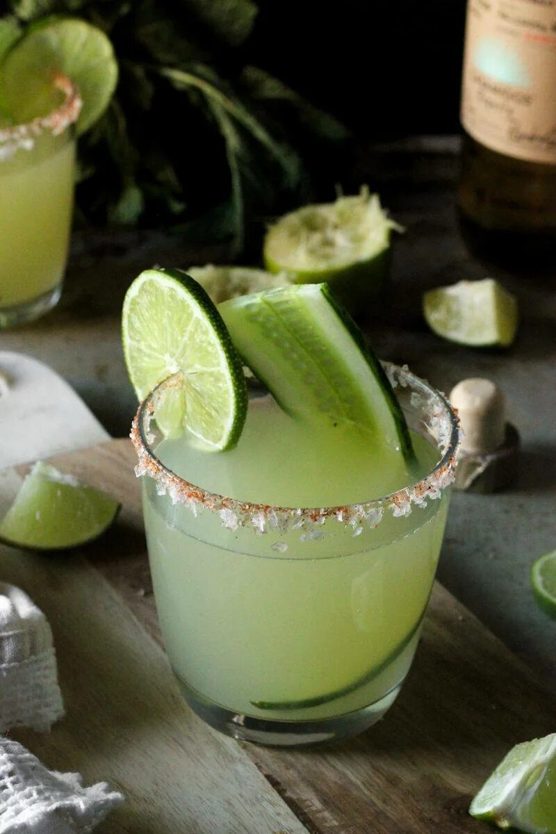 Мохито с самбукой в домашних. Грин айриш коктейль. Медовуха коктейль. Ликеры для коктейлей. Дайкири алкогольные коктейли.