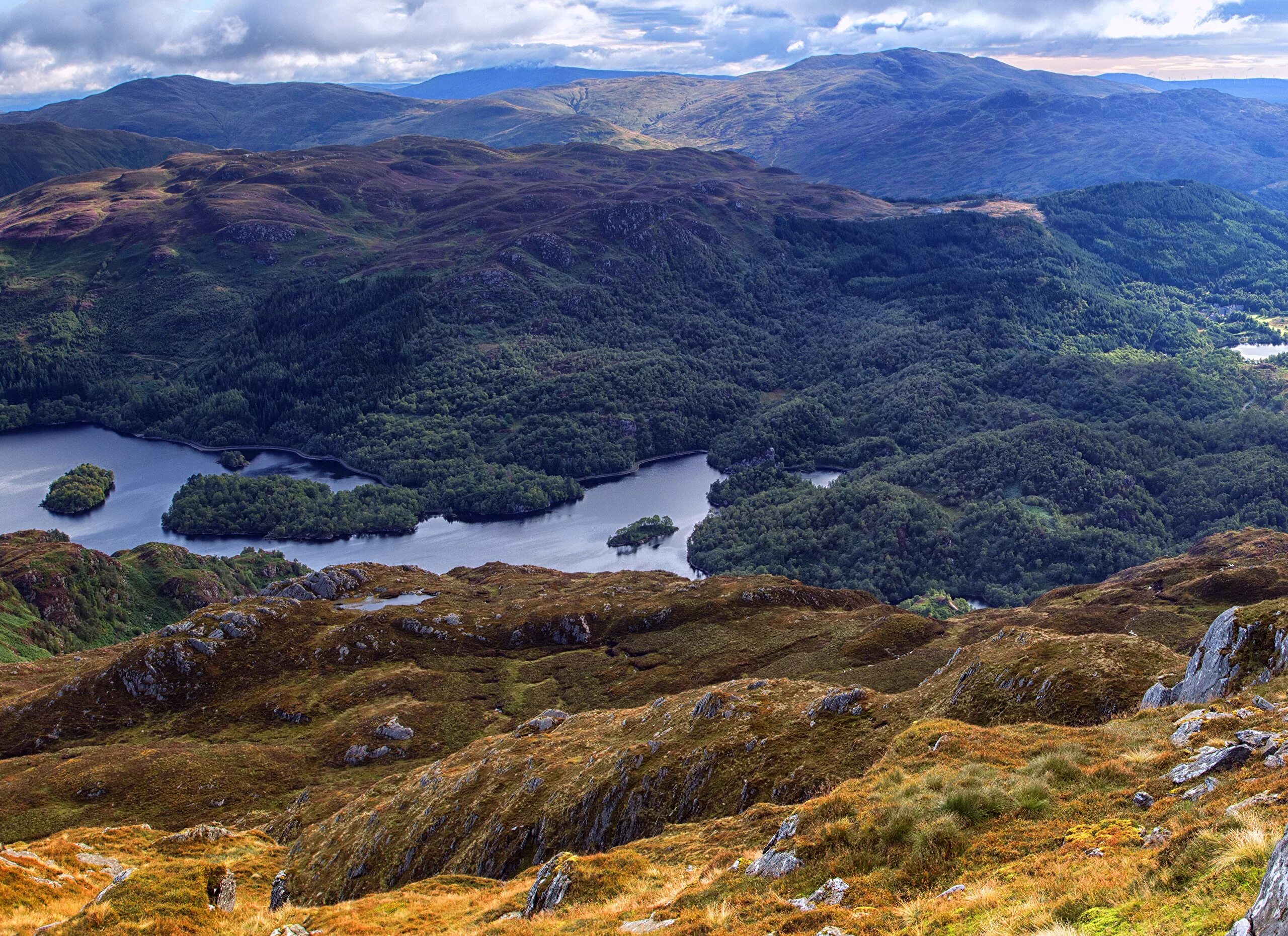 Scotland nature reserves. Озеро лох ломонд. Лох ломонд озеро Шотландия. Шотландия гора Салливан. Озеро Этив Шотландия.