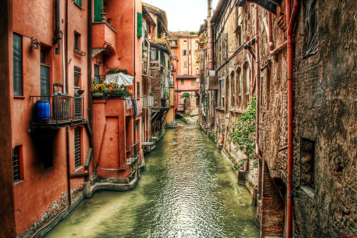 Самые красивые старые города. Бологна Италия. Италия Болонья улочки. Узкие улочки Италии Венеция.
