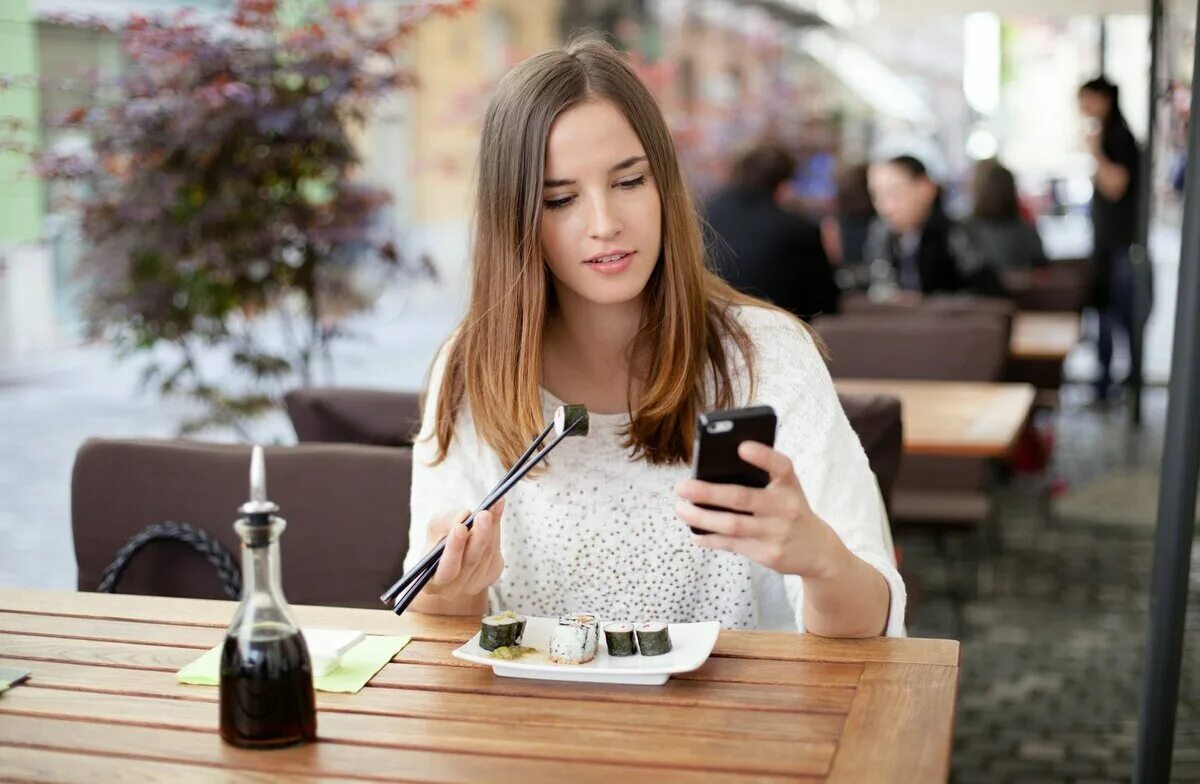 Девушка со смартфоном. Девушка в кафе. девушка сидит в кафе. девушка с телефоном в кафе. девушки в кафе за столом.