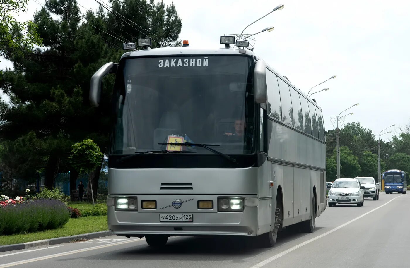 Советский проспект автобусы. Транспорт. Муниципальные автобусы Краснодара. Зелёные автобусы на проспекте Раимбека. У 022 хр 123.