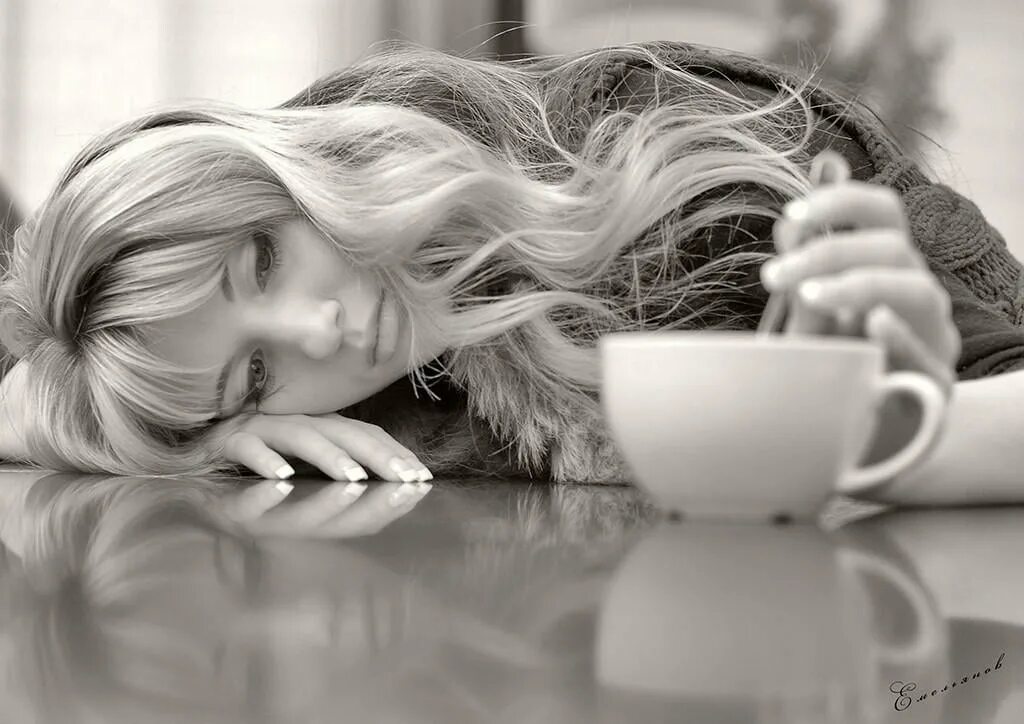 Грустная блондинка. Скучающая девушка. Блондинка с кофе. Женщина с чашкой кофе. Оторваться совсем