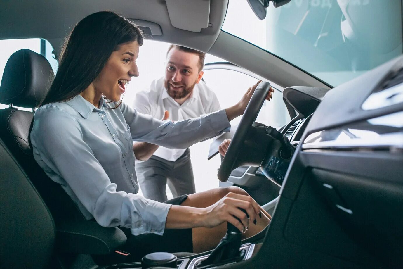 Компания ищет авто. Выбор автомобиля в салоне. car salesman. женщина ищет в салоне автомобиля. рейтинг водителя фото.