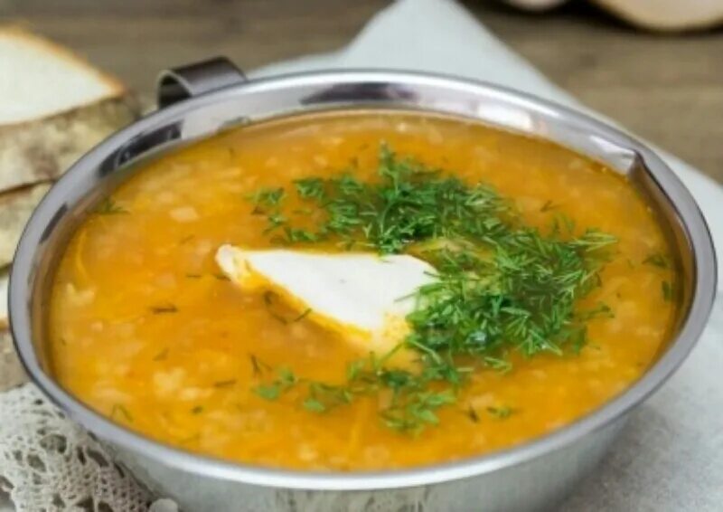 суп овощной на мясном бульоне с пшеном. пшенная похлебка. суп из пшена. суп с пшенкой и курицей. суп картофельный с пшеном.