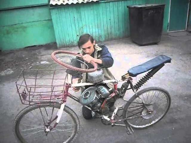 Дружба 4 мопед. Schwinn stingray occ chopper. Мопед из велосипеда. Мопед из бензопилы урал 2 электрон. Самодельный мотоцикл.