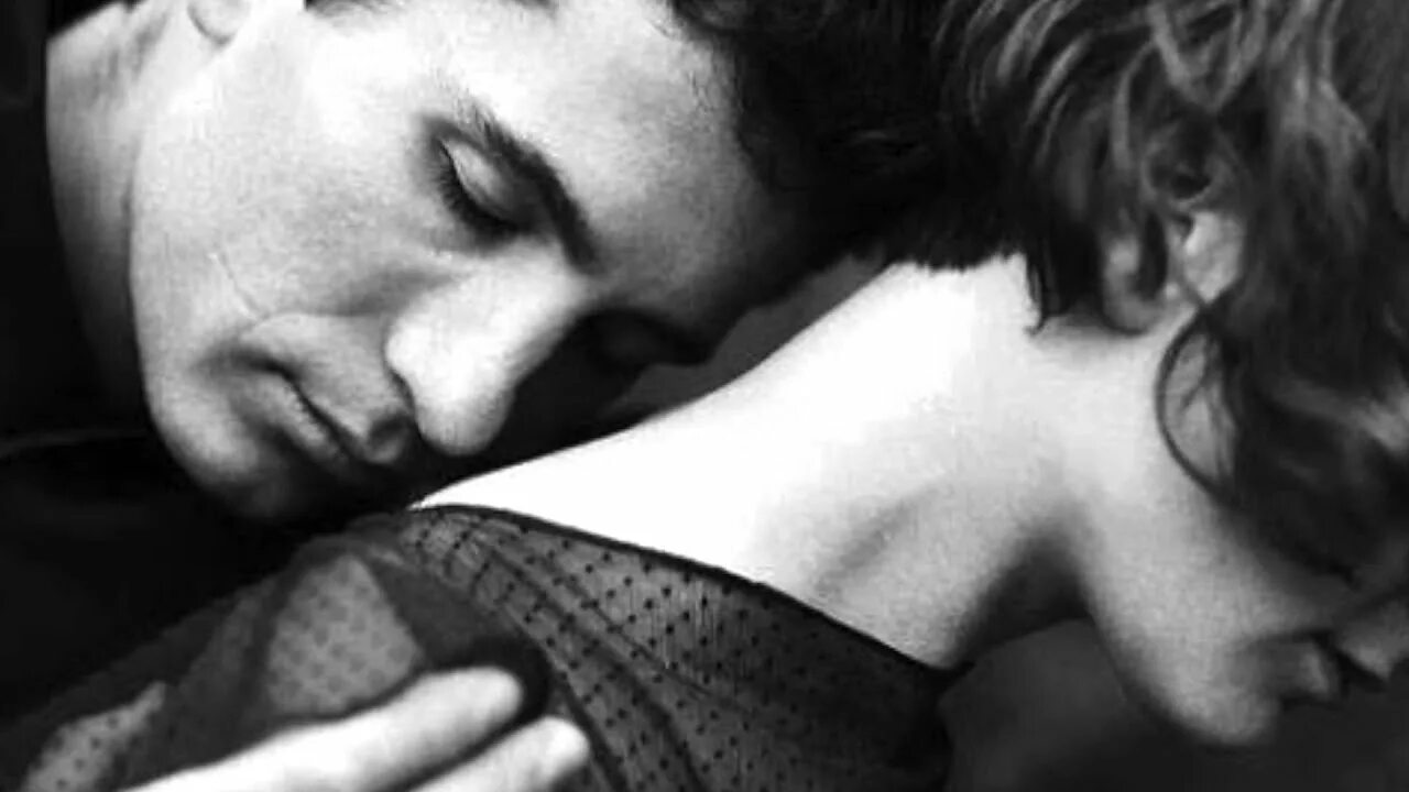 Сон знакомый обнимал. Поцелуй ниже. Мужчина целует женщину в плечо. Близость. Мужчина целует женское плечо.