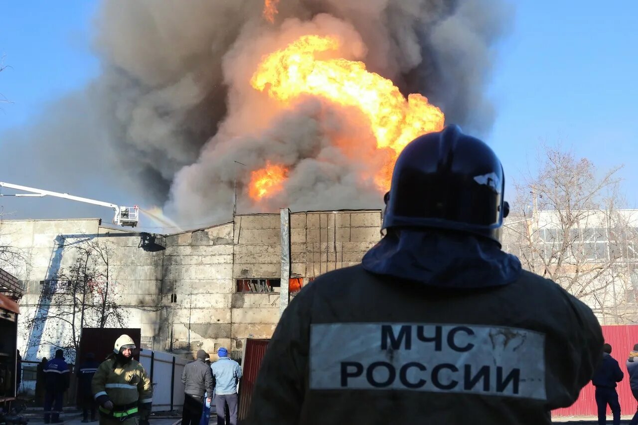 Сгорело производство. Пожар на производстве. Пожар на предприятии. Пожар на заводе. Техногенные пожары.