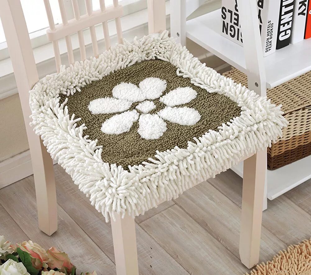 кресло качалка с пледом. коврик на табурет. накидки на стулья связанные. на табуретку чехол крючком. сидушка на стул.