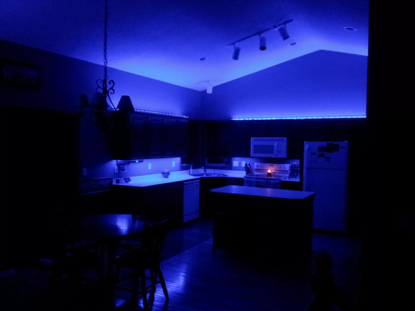 Ночью на кухне ремикс. Кухня с неоновой подсветкой. Светодиодная лента в интерьере. Синяя неоновая подсветка. Кухня с голубой неоновой подсветкой.