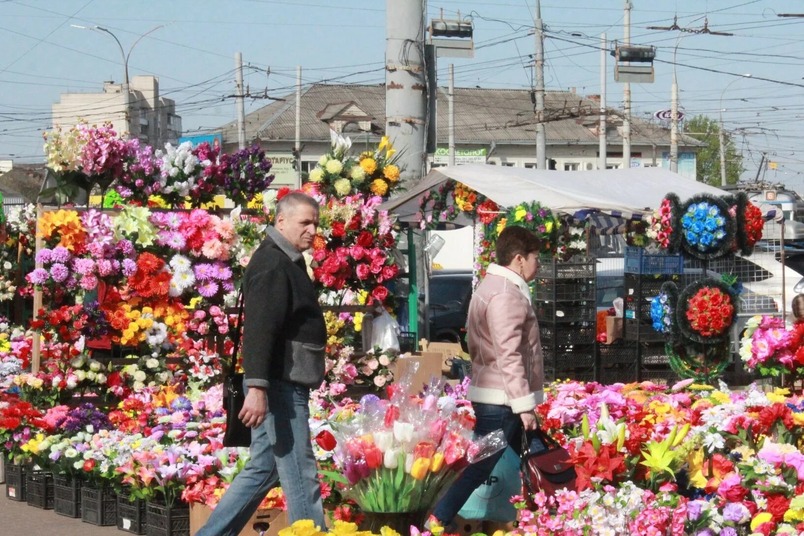Торговля искусственными цветами. Рынок искусственных цветов. Искусственные цветы на рынке. Торговля искусственными цветами на улице.