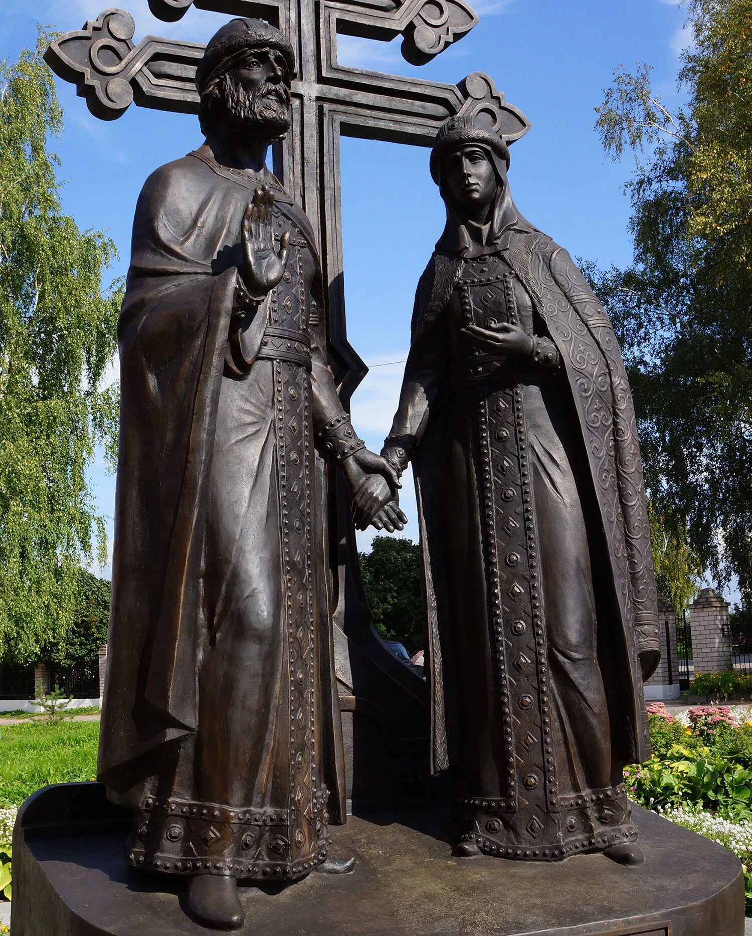 Новгород верность. Памятник Петру и Февронии в Муроме. Статуя Петра и Февронии в Муроме.