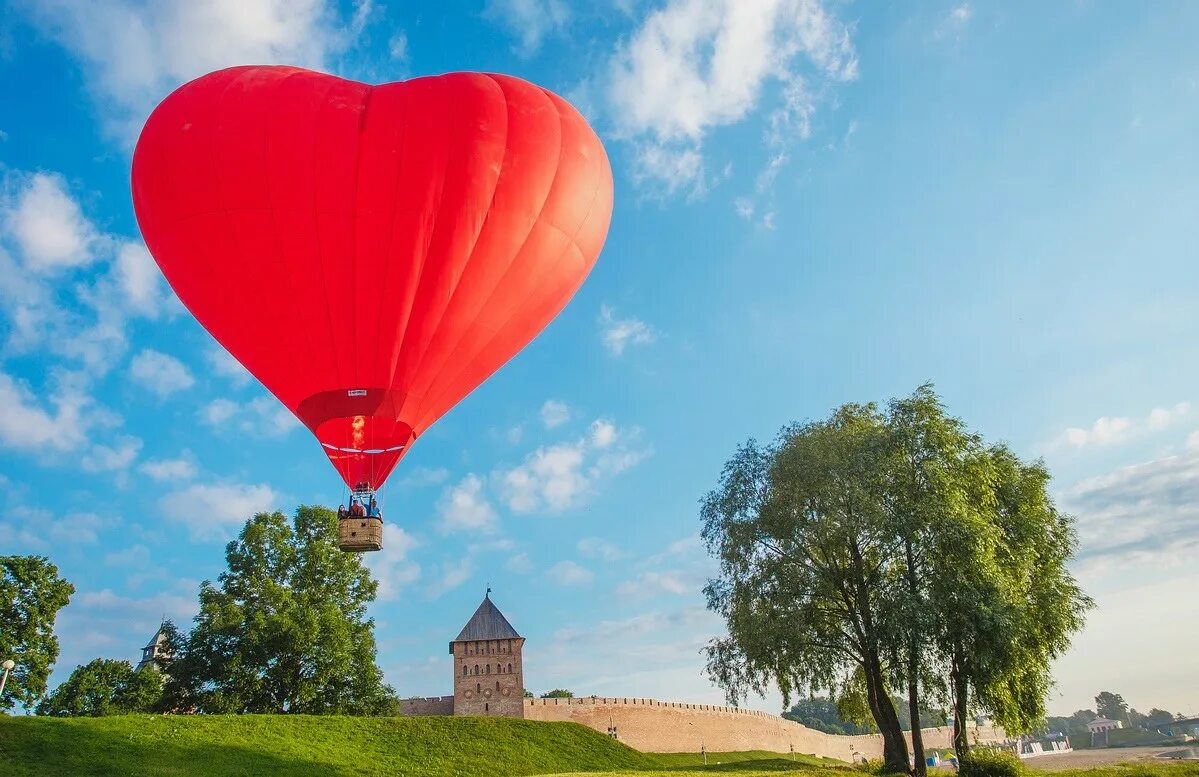 Полет на воздушном шаре новгород. Великий Новгород аэростаты фестиваль. Полет на воздушных шарах. Фестиваль воздушных шаров. Воздушные шары в небе.