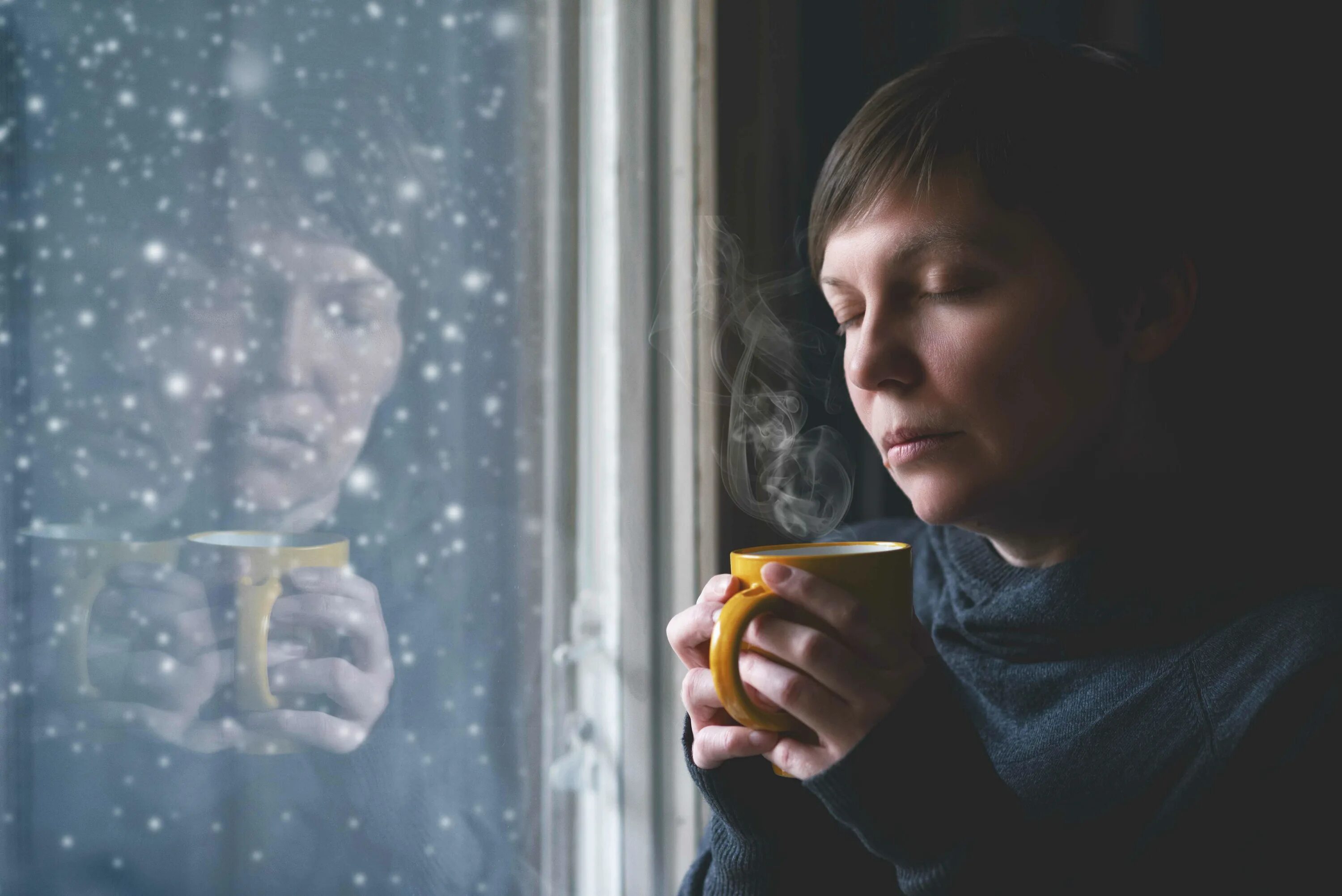 Женщина в окне. Женщина у окна зимой. Одинокая женщина у окна. Окно зима.