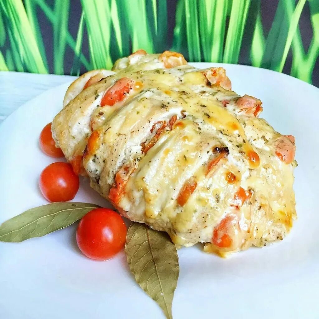 Куриная грудка праздничная. Куриная грудка Цоцхали. Высоцкая куриная грудка. Куриное филе запеченное. Запеченная куриная грудка.