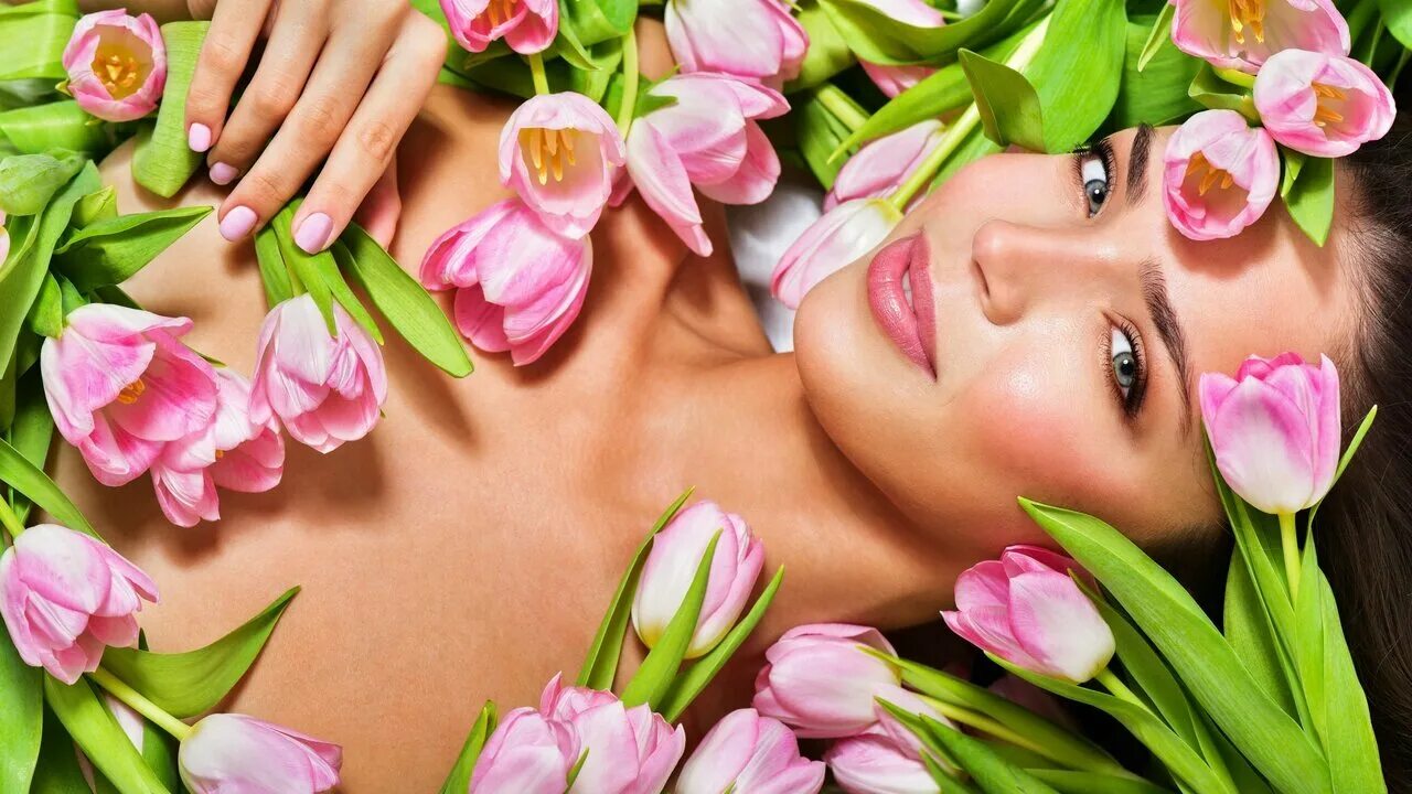 девушка с цветком. салон красоты девушка. клиент в парикмахерской. салон красоты зал. режим работы салона красоты.