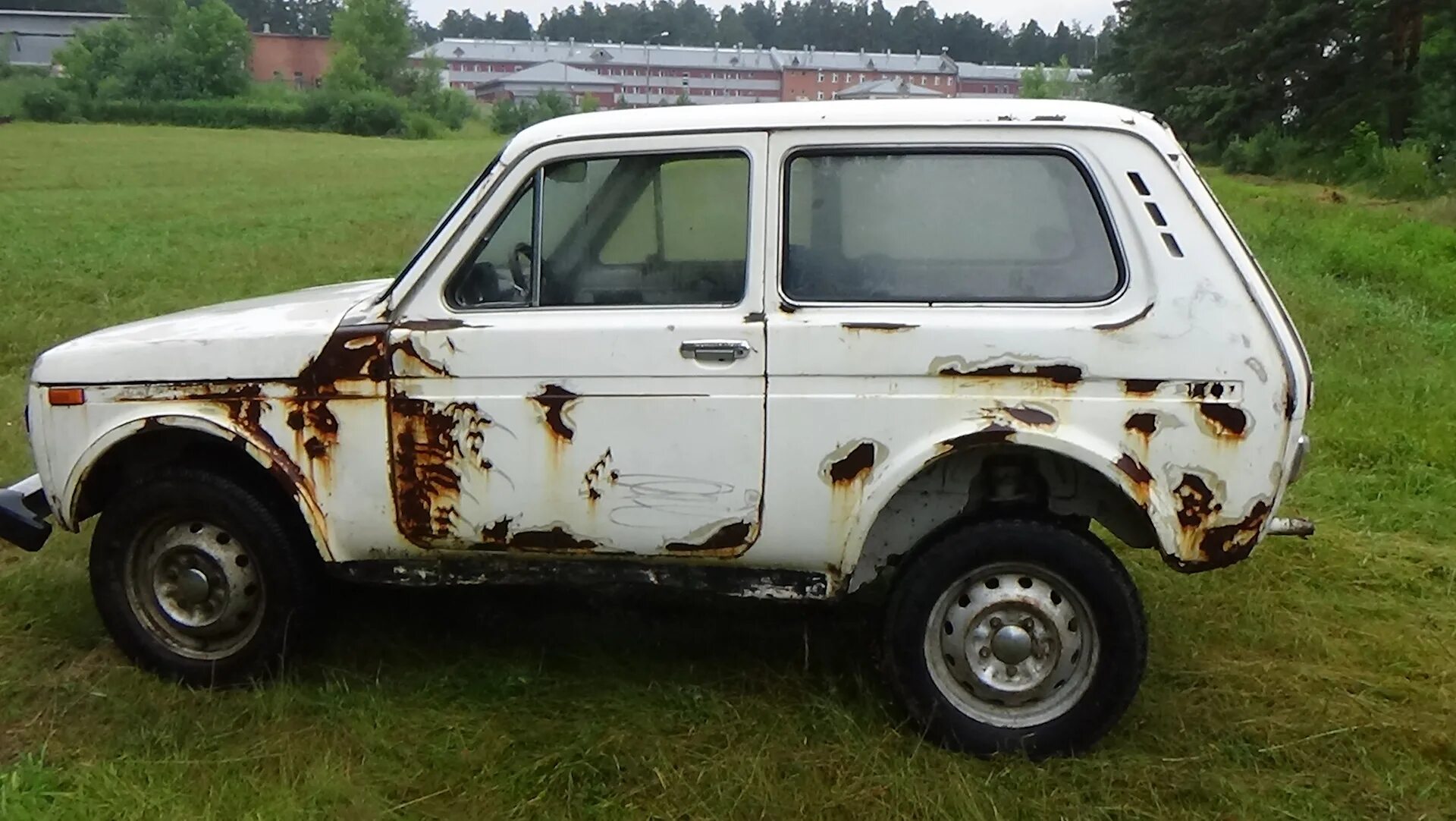 Ваз-21213 нива белая. Ваз 2121 нива бордовая. Нива 21214 битая. 2121 битые. Нива 2121 гнилая.