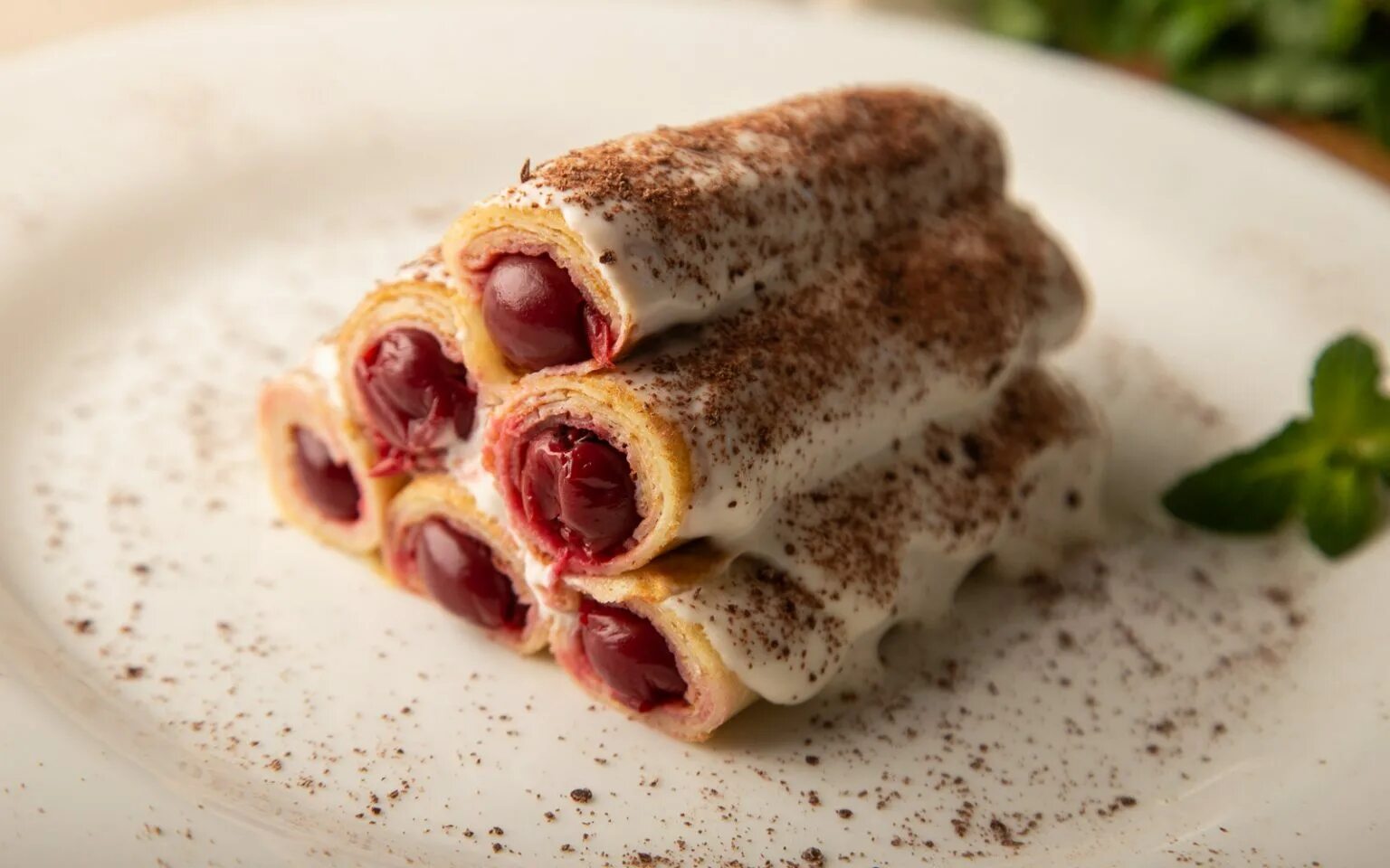 блины с брусникой. шоколадные блины с вишней. блинчики с творогом и вишней. блинчики с вишневым конфитюром. блинчики с фруктовой начинкой.