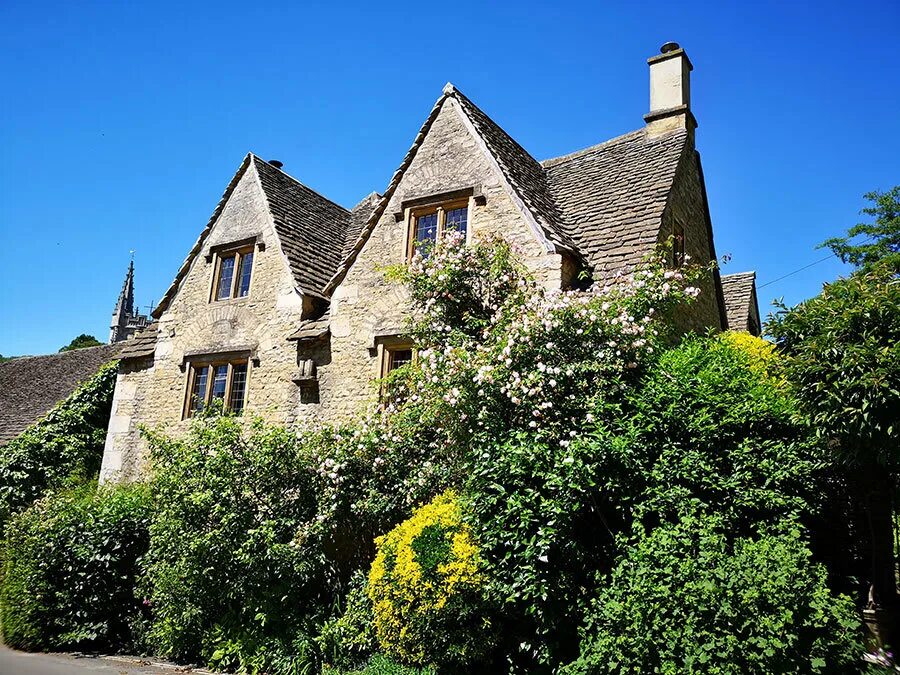 Village крепость. Касл комб английская деревня. Деревушке Англии - Castle Combe.. Англия деревня Castle Combe. Касл комб (Castle Combe).