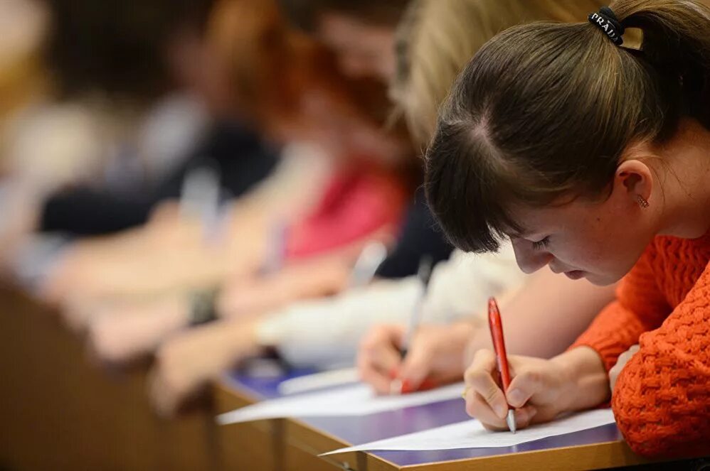Писать диктант. Школьники пишут диктант. Люди пишут диктант. Школьник пишет. Написание диктанта.