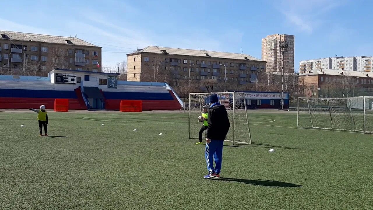 Детский дом футбол красноярск тотем. Логотип футбольной школы. Лагерь тим юниор красноярск. Футбол дети красноярск. Юниор красноярск.