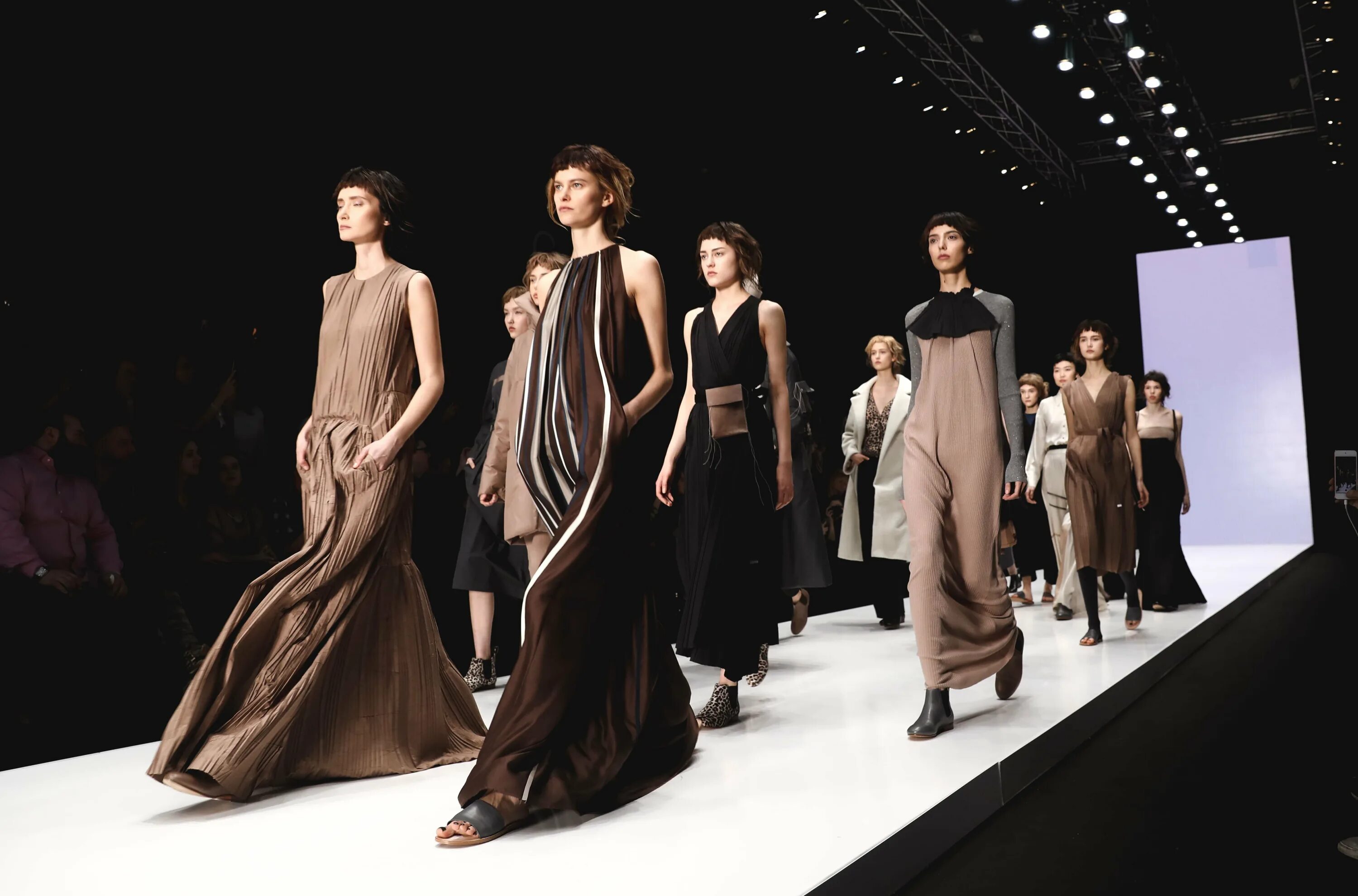 Модный показ. Fashion business эпизод 3. Fashion information. Современная мода. Fashion information.