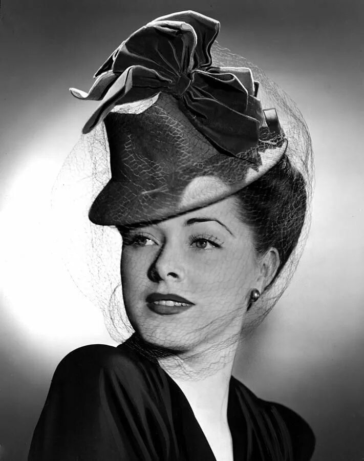 Шляпы 50 годов. Элинор Паркер. Мода шляпок Англия 40е. Шляпки 1940х Америка голливудские. Шляпки женские 1930-1940 годов.