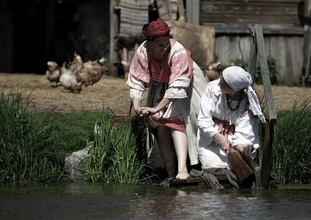 Женщины стирают на речке. Стирка белья в деревне. Стирка белья в старину. Полоскание белья на реке. Бабы стирают на реке.