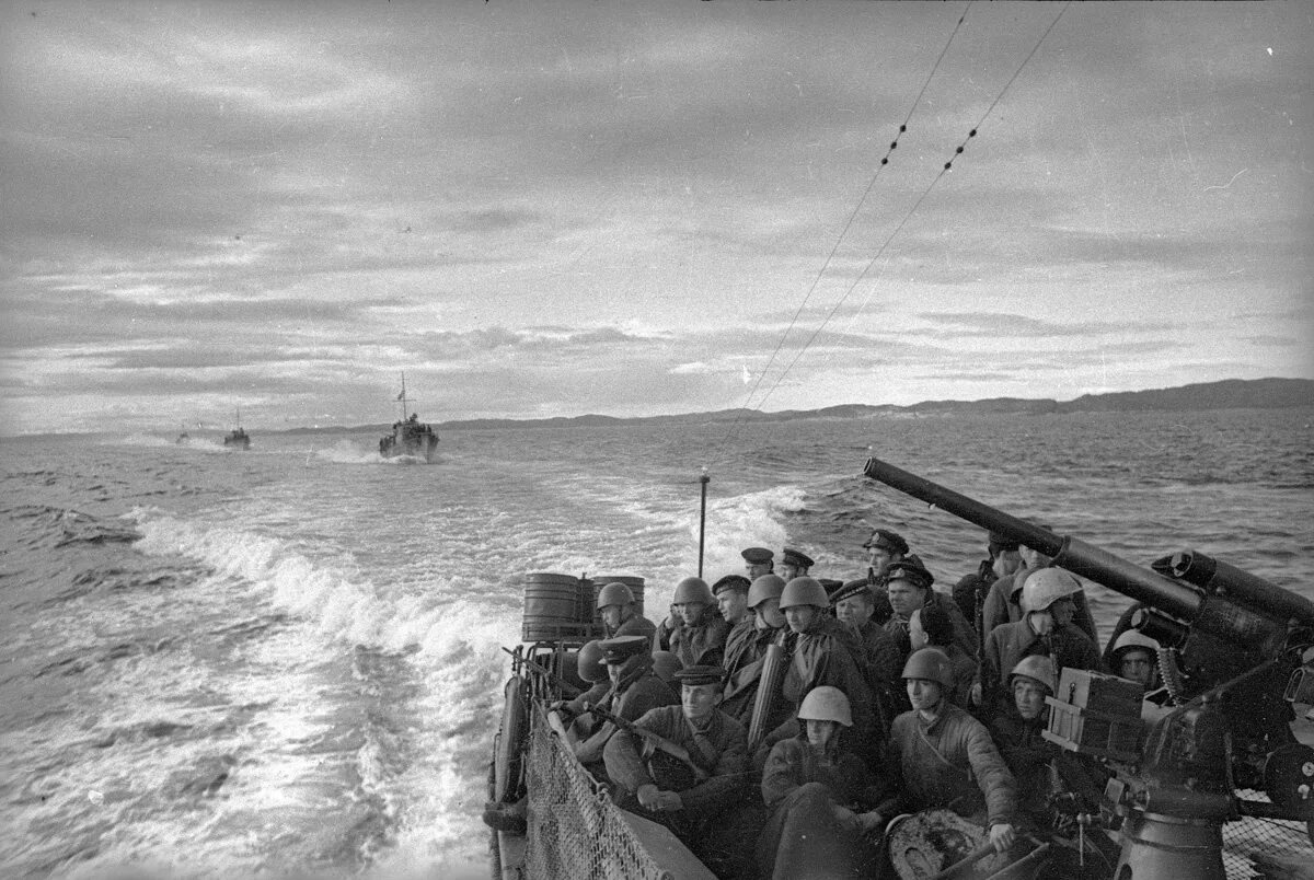 День вмф чф севастополь. Моряки гора. Бригада морской пехоты 1942 севастополь. День вмф севастополь. Морской десант 1941-1945.