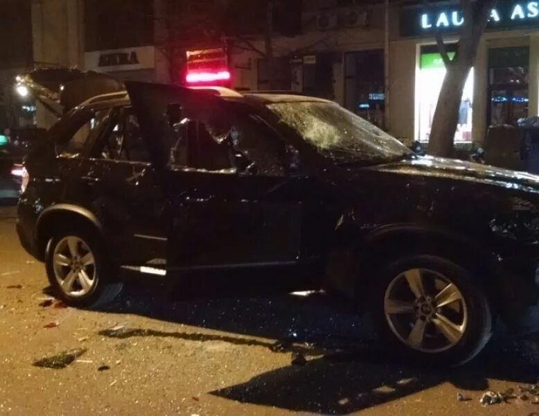Расстрелянное бмв. Расстрелянная бмв. расстрелянная бмв 5. bmw x5 расстрел. bmw x5 разбили битами.