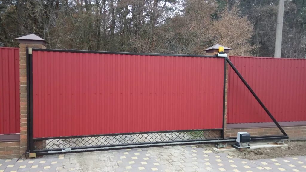 откатные ворота алютех 9005. закрывание откатных ворот. щель под воротами. под откатными воротами заделать щель. откатные ворота махаон 9метров.