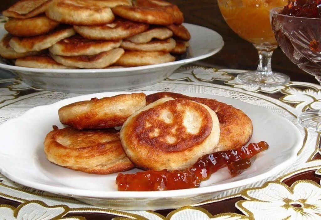 Оладушки с молоком парным окно солнце. Оладьи на кефире пышные. Оладьи скорые. Оладьи. Оладьи на дрожжах.