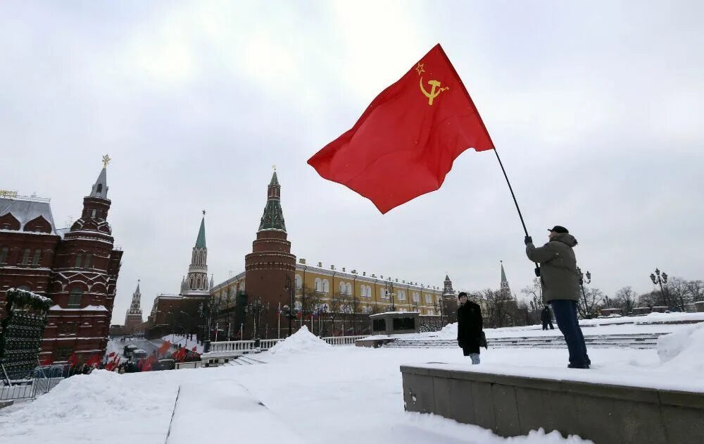 Конец советского времени. Наследие СССР В России. СССР Москва Кремль флаг. Развал СССР красная площадь. Collapse of the USSR.