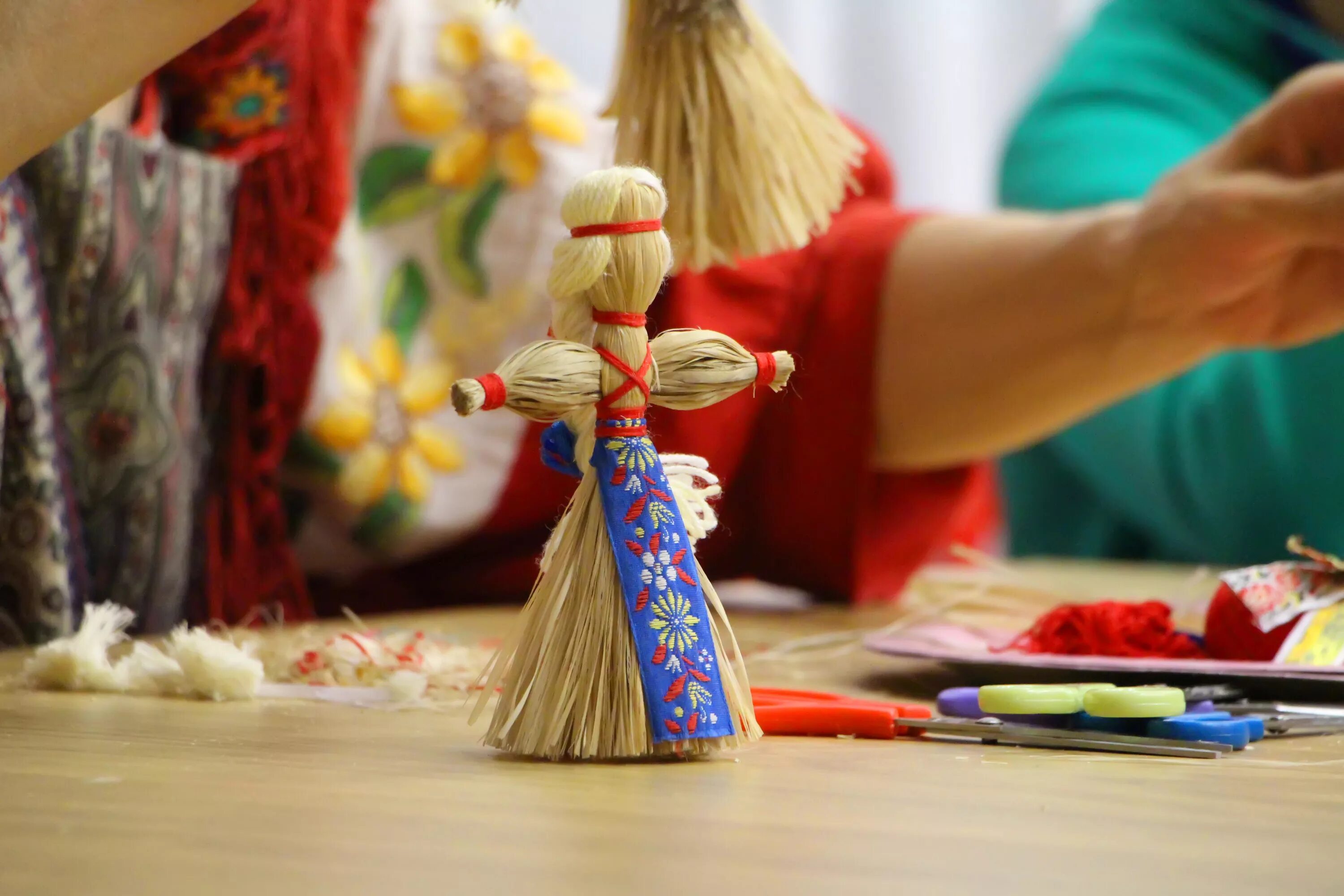 Кукла мотанка масленица. Народная кукла берегиня вепсская. Куколка масленица. Мастер класс по изготовлению масленицы. Масленичная кукла в детский сад.