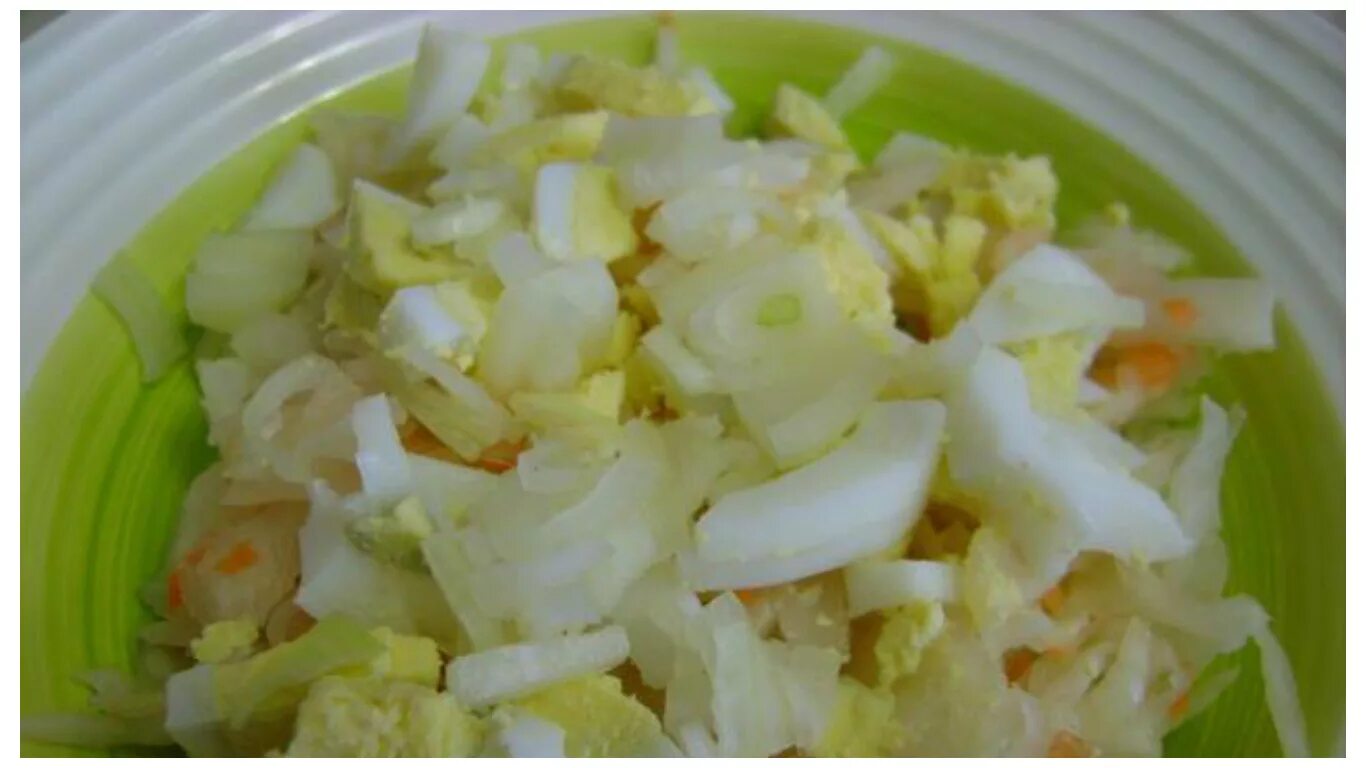 Квашеная капуста с курицей и картошкой. Квашеная капуста с вареным яйцом. салат с квашеной капустой. салат квашеная капуста с яйцом. салат из квашеной капусты с овощами.