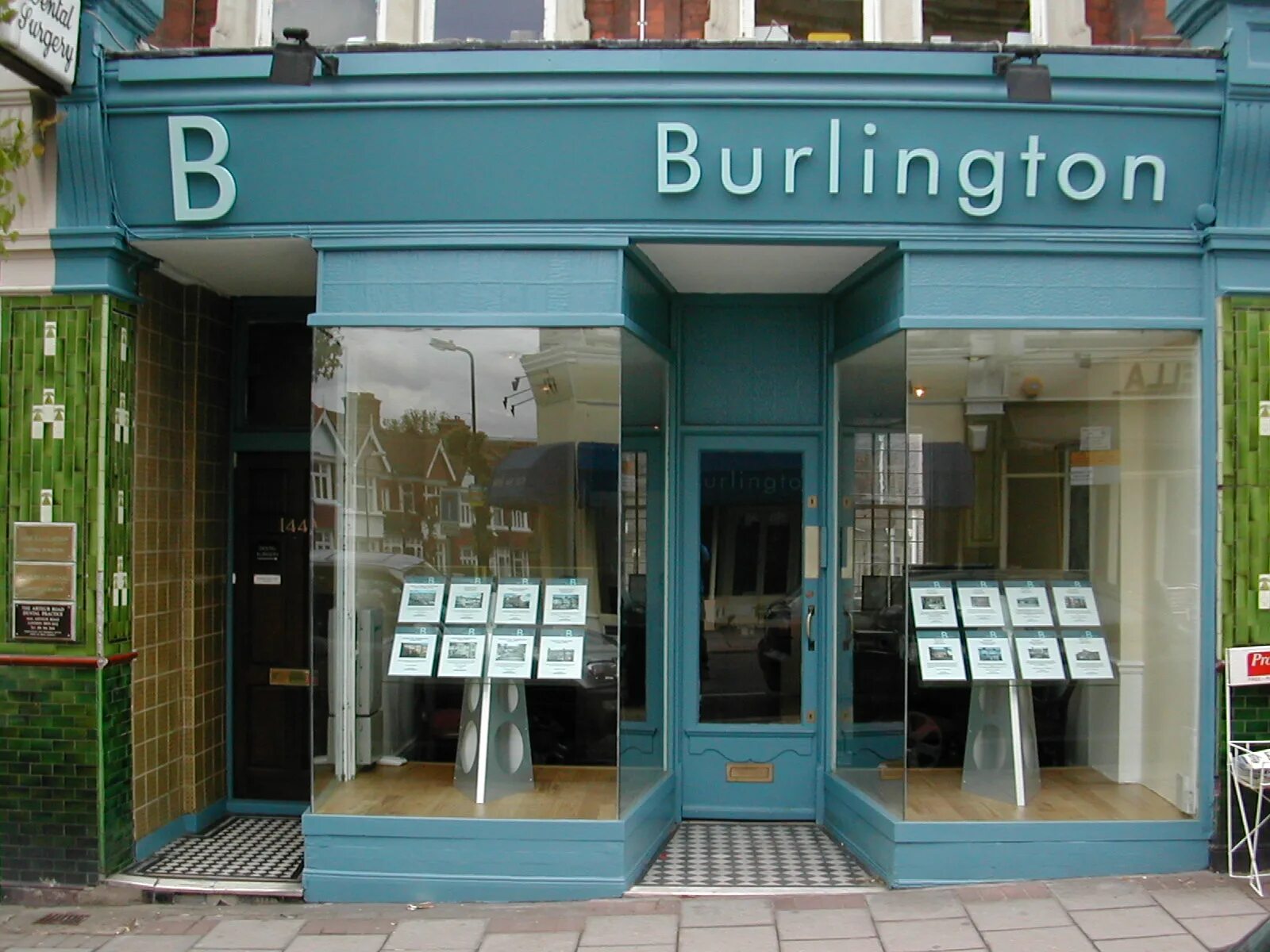 Shop sang. саппорт шоп магазин. Lichi вывеска. мокап круглый световой короб. кафе руж вампир.