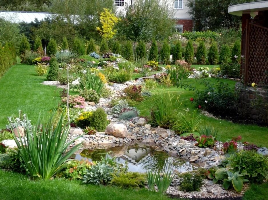 Мой сад. Сухой ручей Джон Брукс. Миксбордер с прудиком. Садовый дизайн. Ручей в саду.