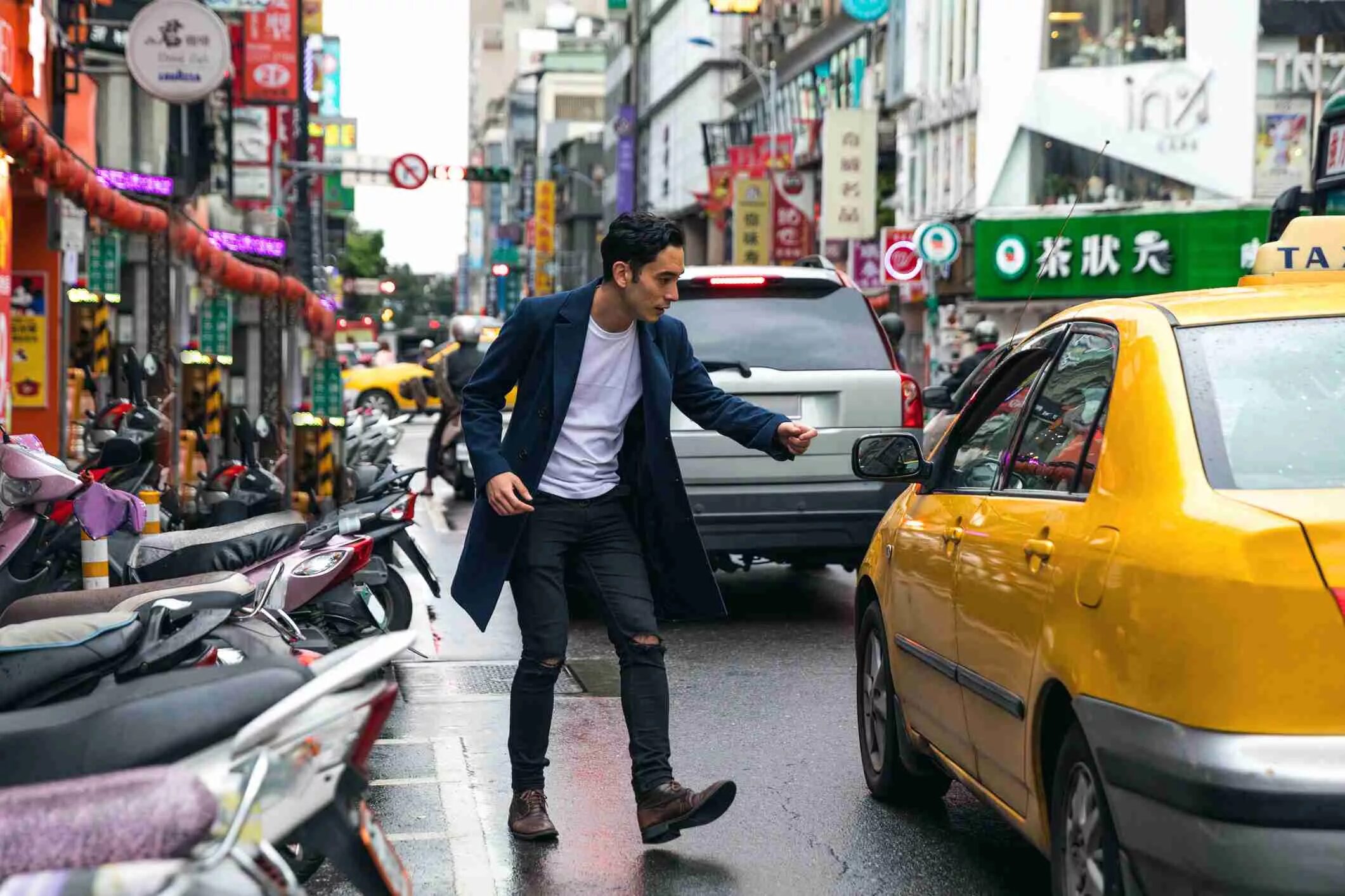 He took a taxi. Такси в Китае. Такси люди на улице. Китайское такси с человеком. Человек ловит такси.