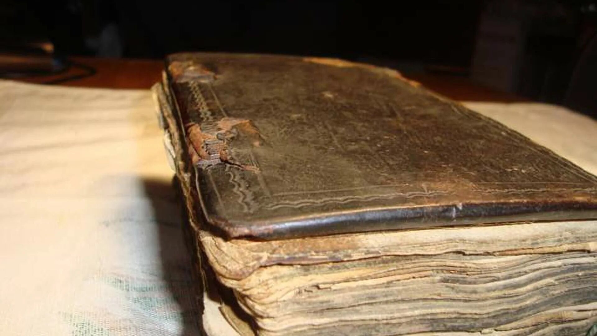 Книги были в употреблении. Старинная Библия. Старинные книги. Старинные рукописи. Древняя Библия в старинном переплете.