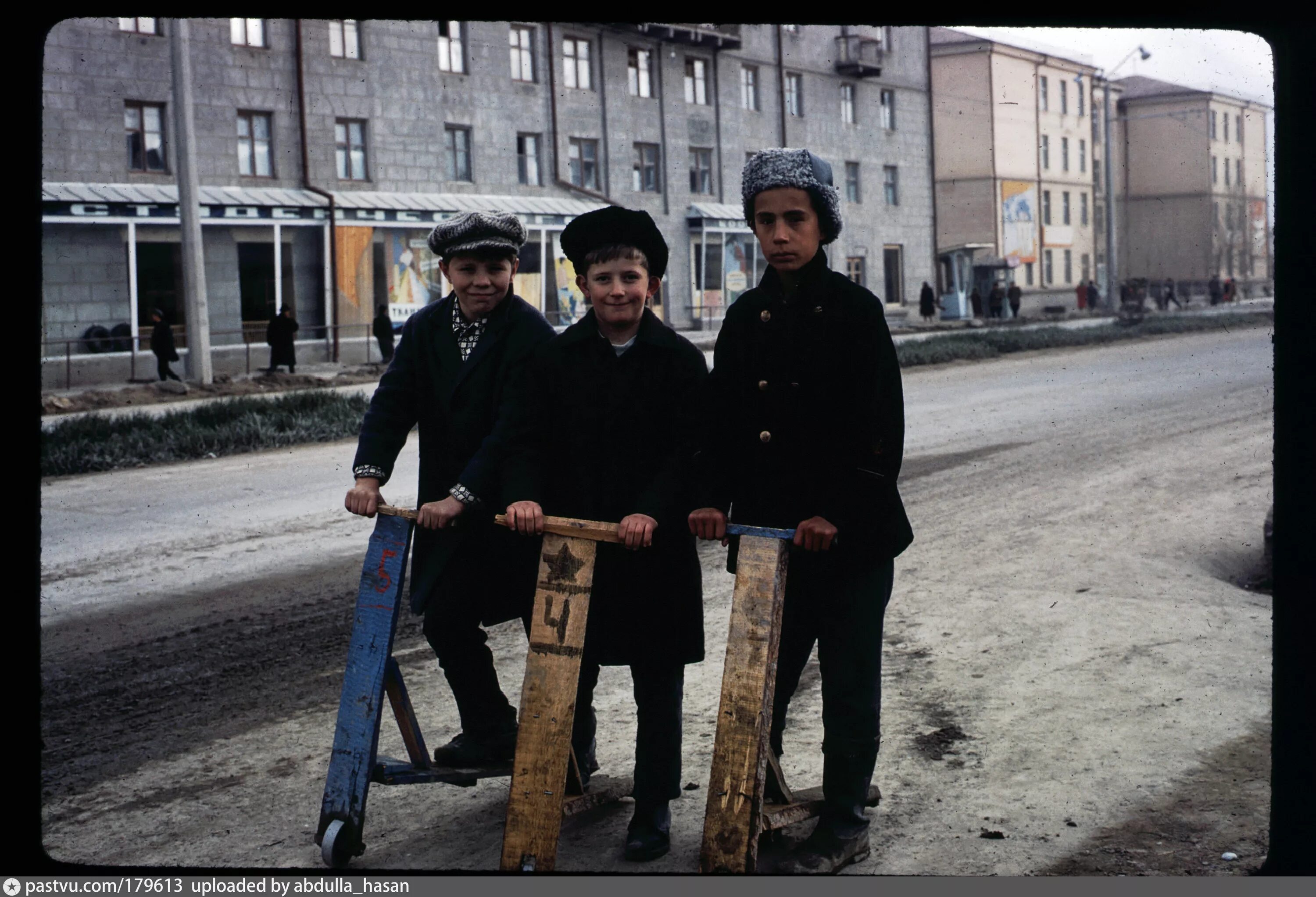 Жизнь в 60 80 годы. Самарканд 1966 года. Деревянный самокат на подшипниках из детства. Самокат на подшипниках СССР. Советский самодельный самокат.