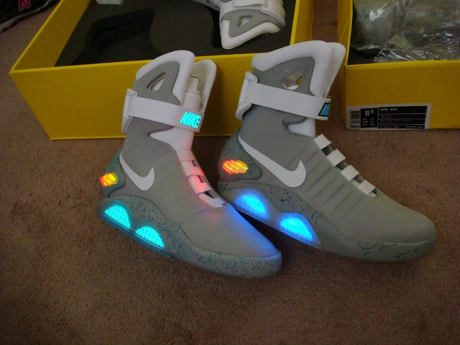 Nike air mag marty mcfly. Nike air mag размер 37. Марти макфлай обувь. Air mag back to future. Nike air mag back to the.
