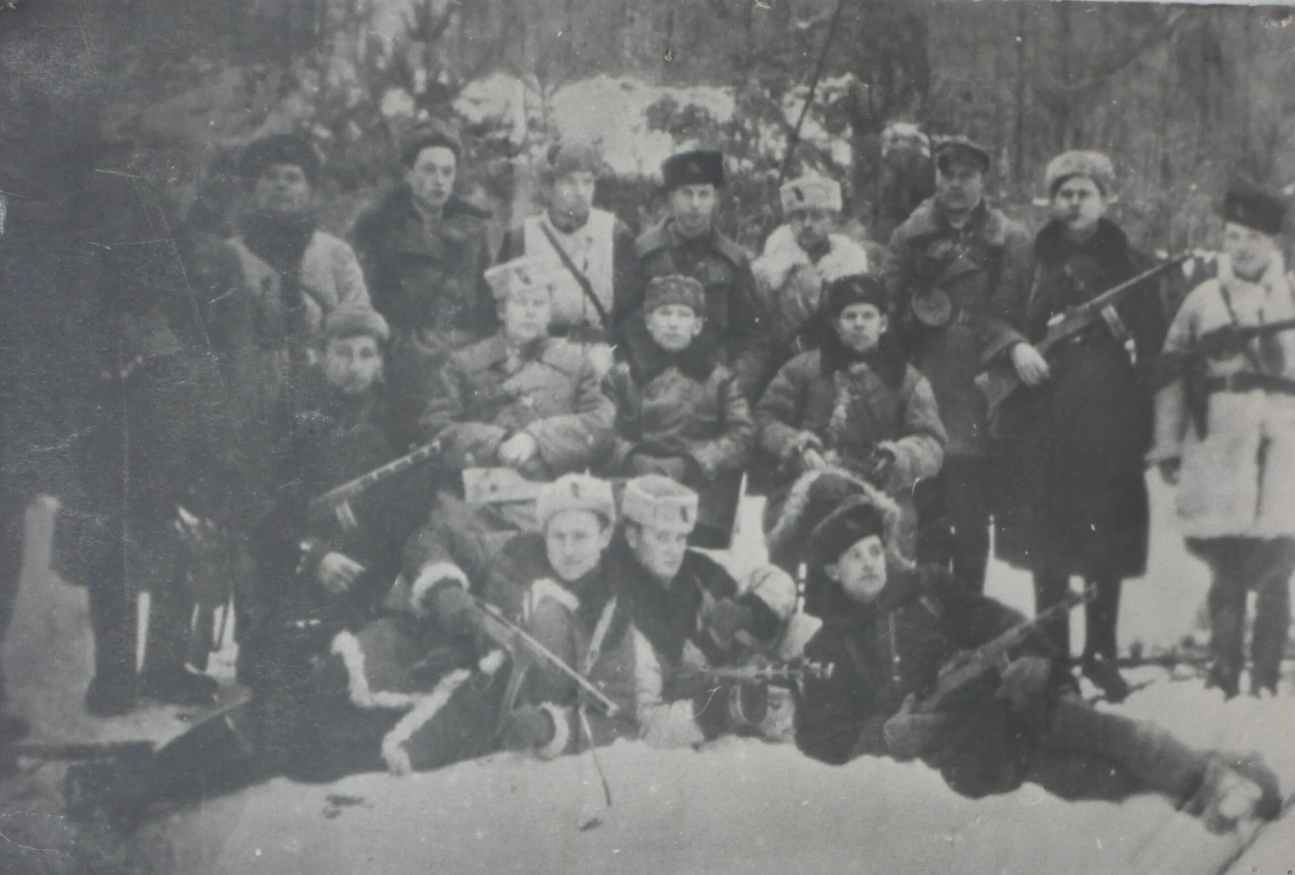 Партизаны кировский район. Вов партизанский отряд крыма. Кирова. Гофицкий партизанский отряд. Село глинка смоленская область братская могила.