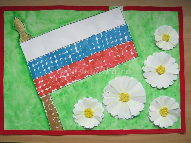 Аппликация патриотическое воспитание. Поделки ко дню российского флага. Аппликация парашютист. День флага в детском саду. Поделки на патриотическую тему.