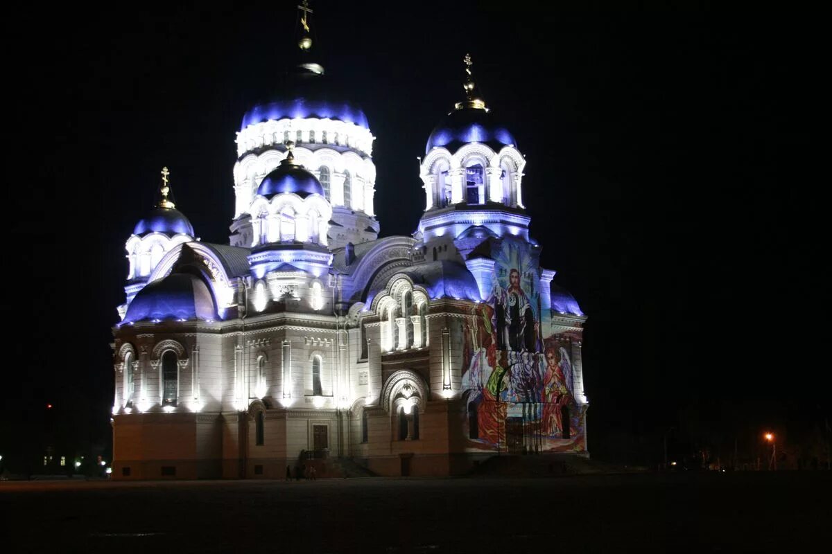 Вознесенский собор новочеркасск ночью. Храм ставрополь владимирский собор. Освещение церкви. Подсветка храма в новочеркасске. Храмы собор камышин.