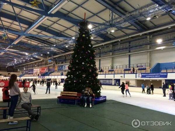 Уральский каток челябинск. Молния Челябинск каток. Ледовый дворец Уральская молния. Ледовый дворец Челябинск. Каток в Челябинске Ледовый дворец.