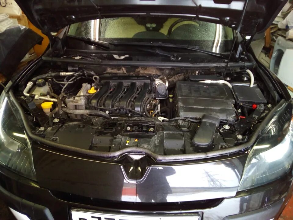 Поиск свечей ОЖ, протирка подкапотного пространства и полировка фар - Renault Me