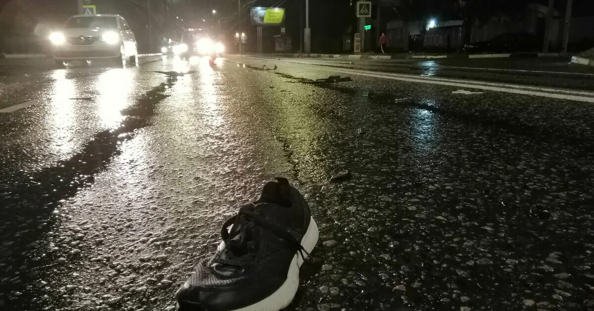 Дтп насмерть пешеход. Пешеход на тротуаре дтп. Дтп кривой рог. Машина на дороге. Дтп насмерть пешеход.