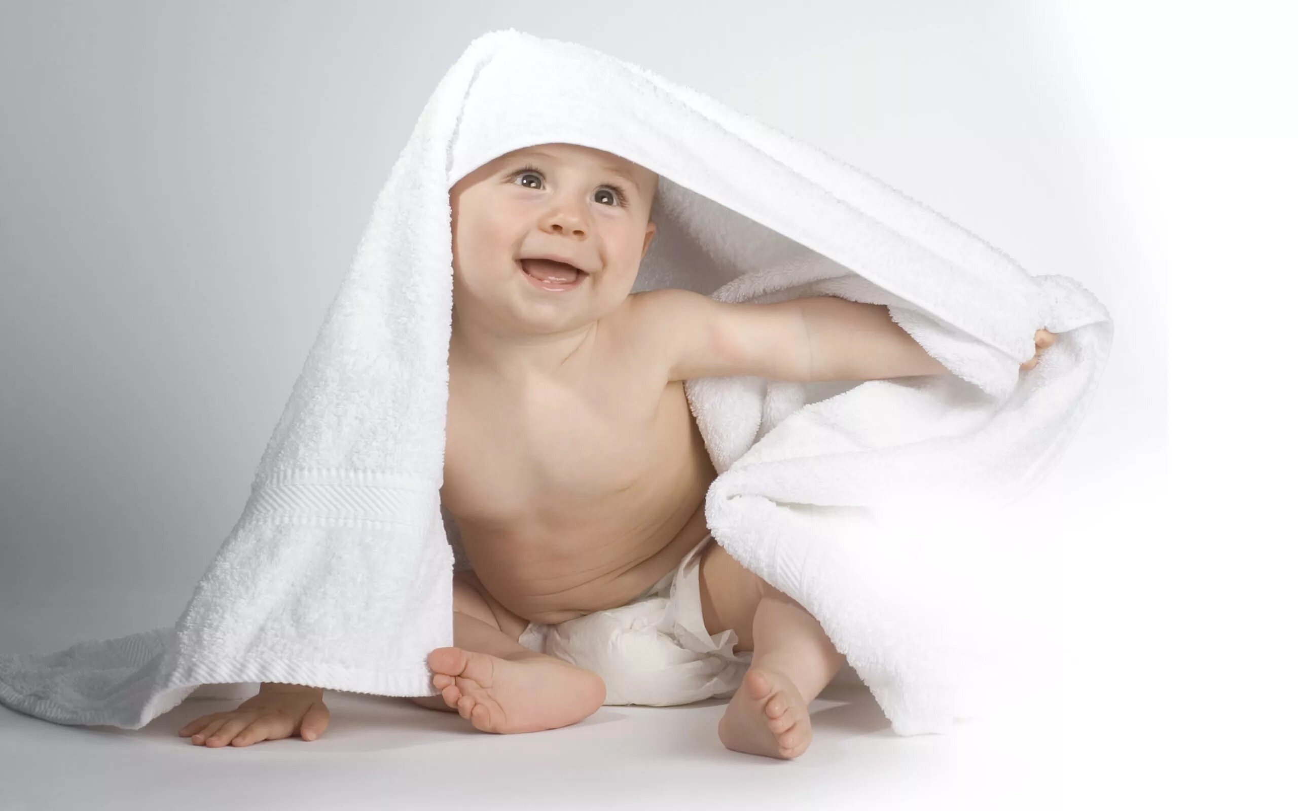 Промокнуть полотенцем. Малыш в полотенце. Обтирание полотенцем. Младенец в полотенце. Детские полотенца.